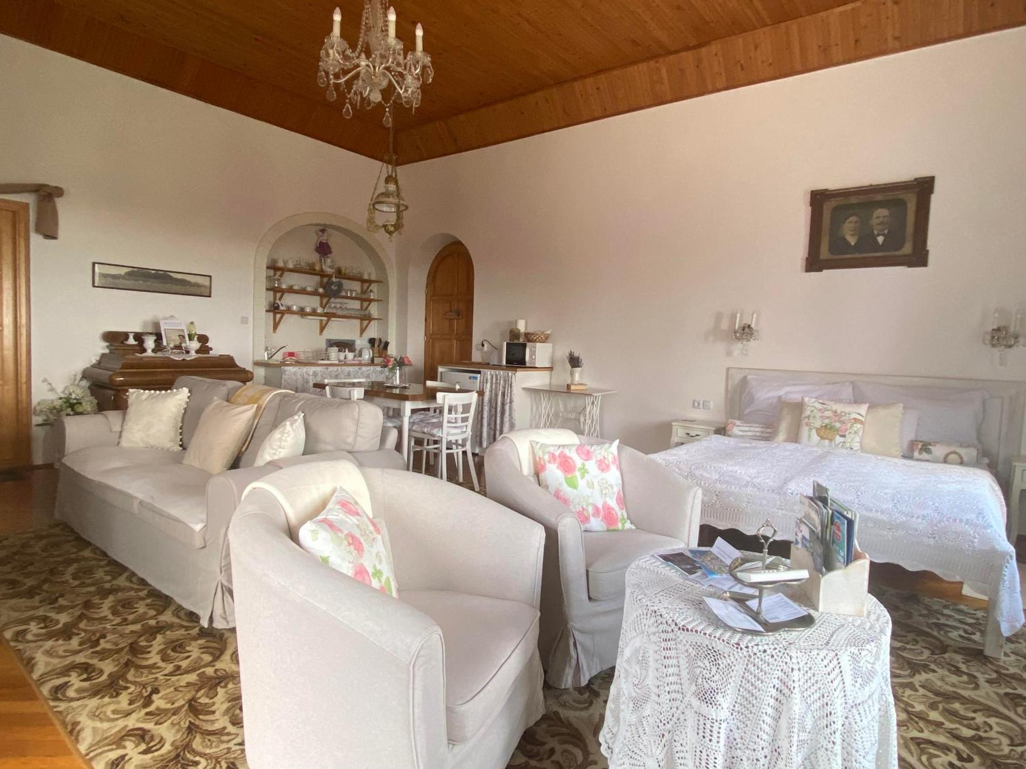 Bacchus Apartman - Borbarlang, Badacsony Badacsonytomaj Exterior photo