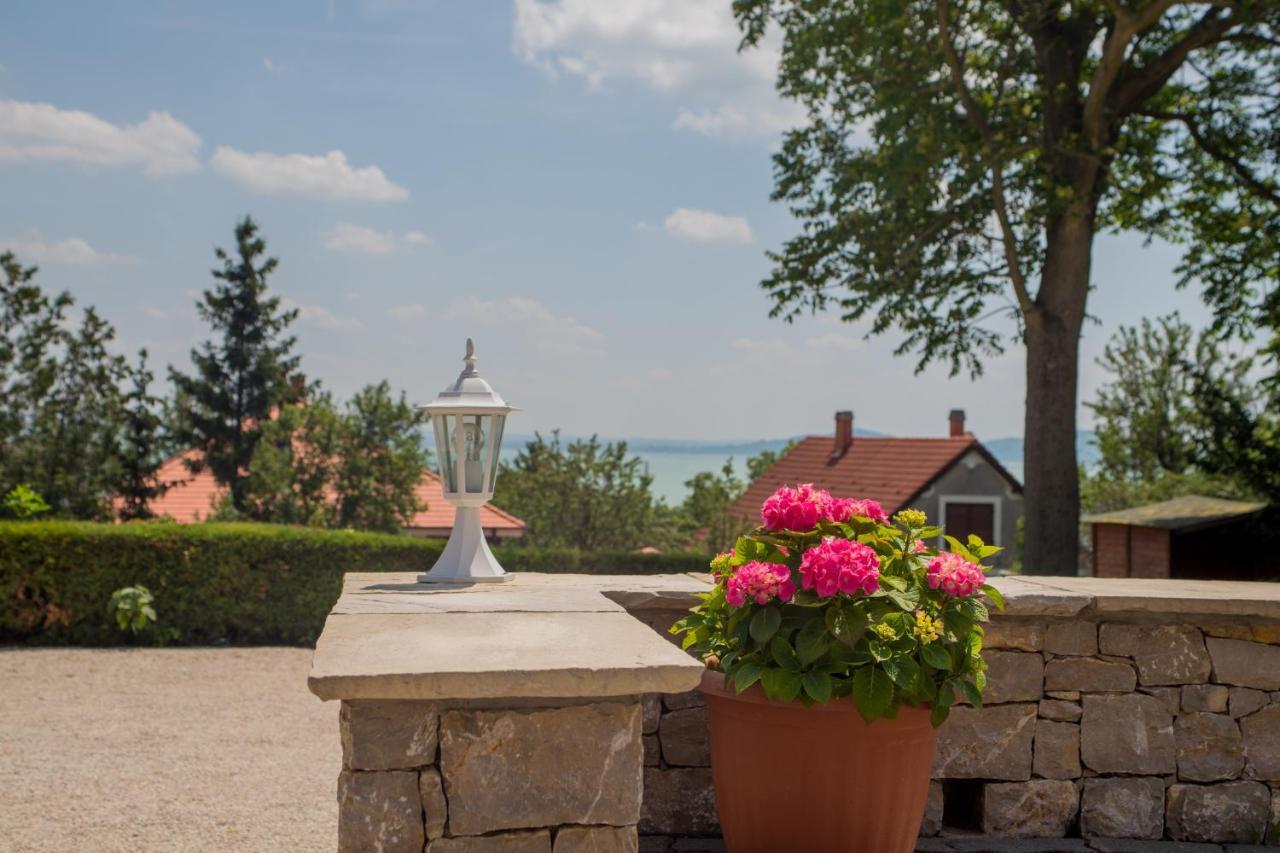 Bacchus Apartman - Borbarlang, Badacsony Badacsonytomaj Exterior photo